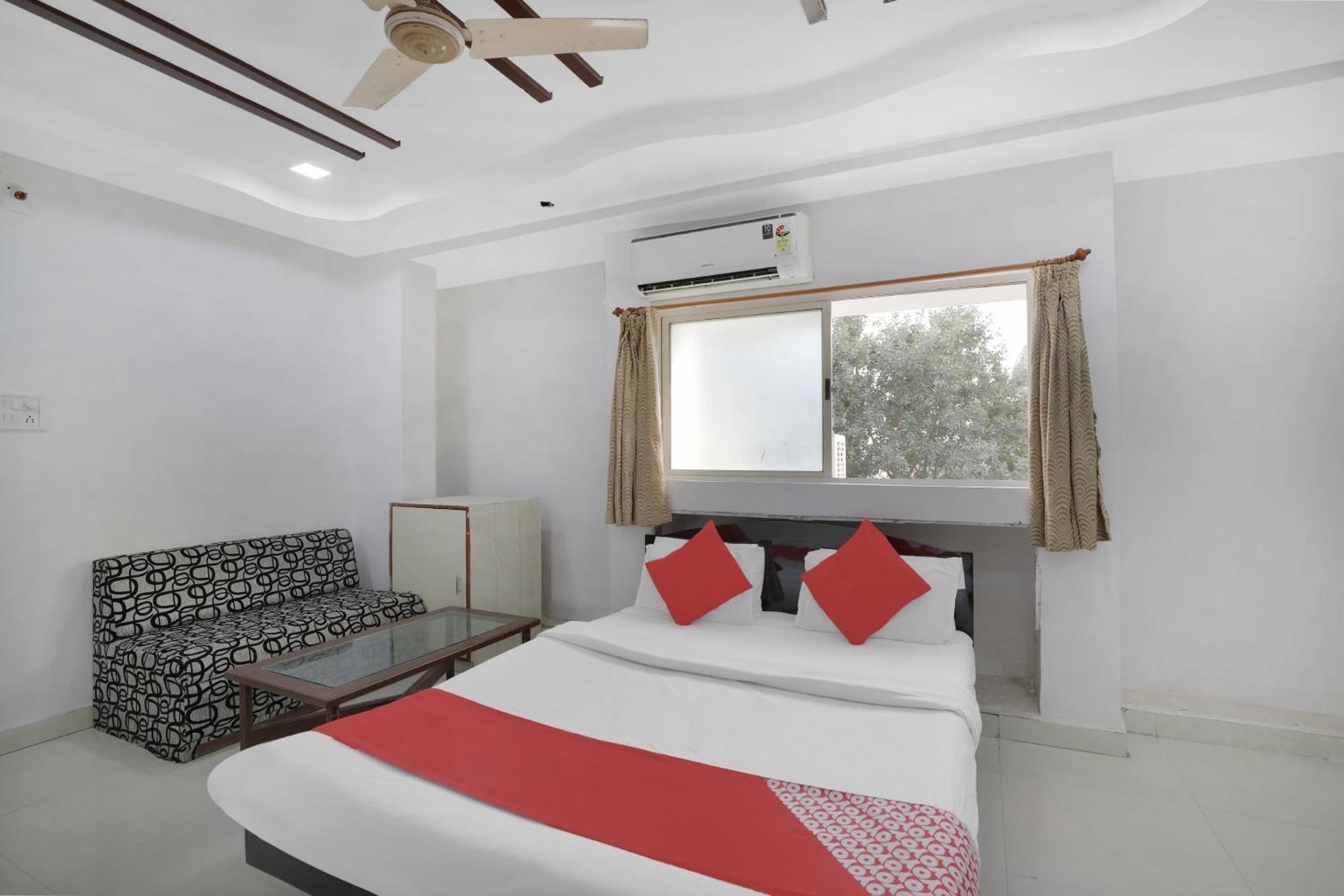 Hotel O Rudra Palace 阿穆达巴 外观 照片